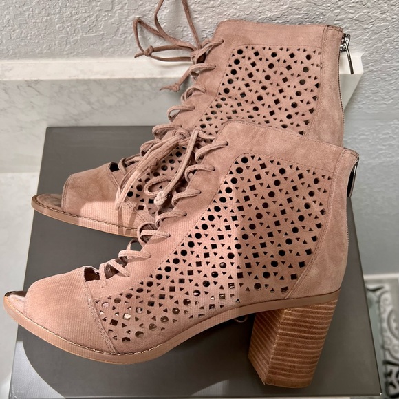 Womens Vince Camuto Trevan Cutout Lace Up Ankle Boots, Smoke Cloud, 9 US / 39 EU - Picture 1 of 9
